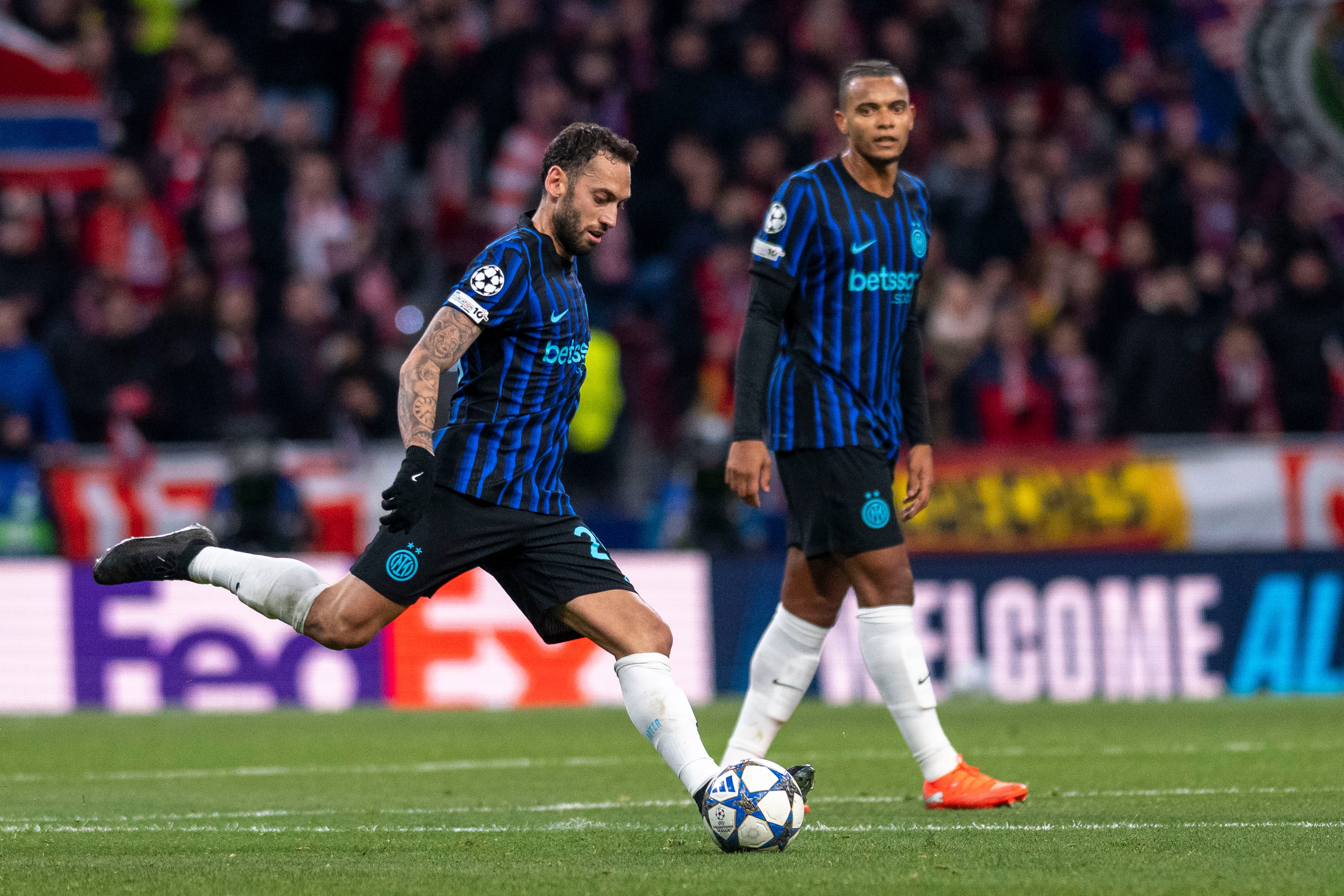 mk体育下载-国米官方：恰尔汗奥卢左小腿肌肉拉伤 未来几天将评估球员伤情