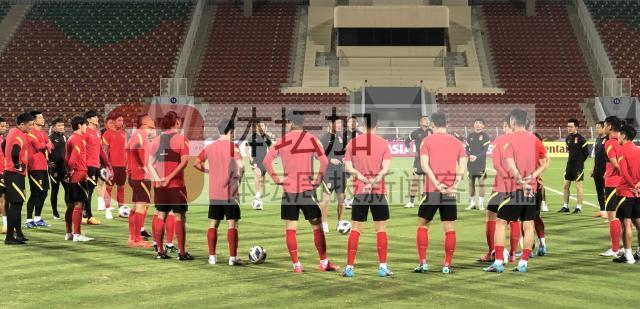 mk体育下载-国足赛前最后一练踩场 中阿战首发名单或变化不大