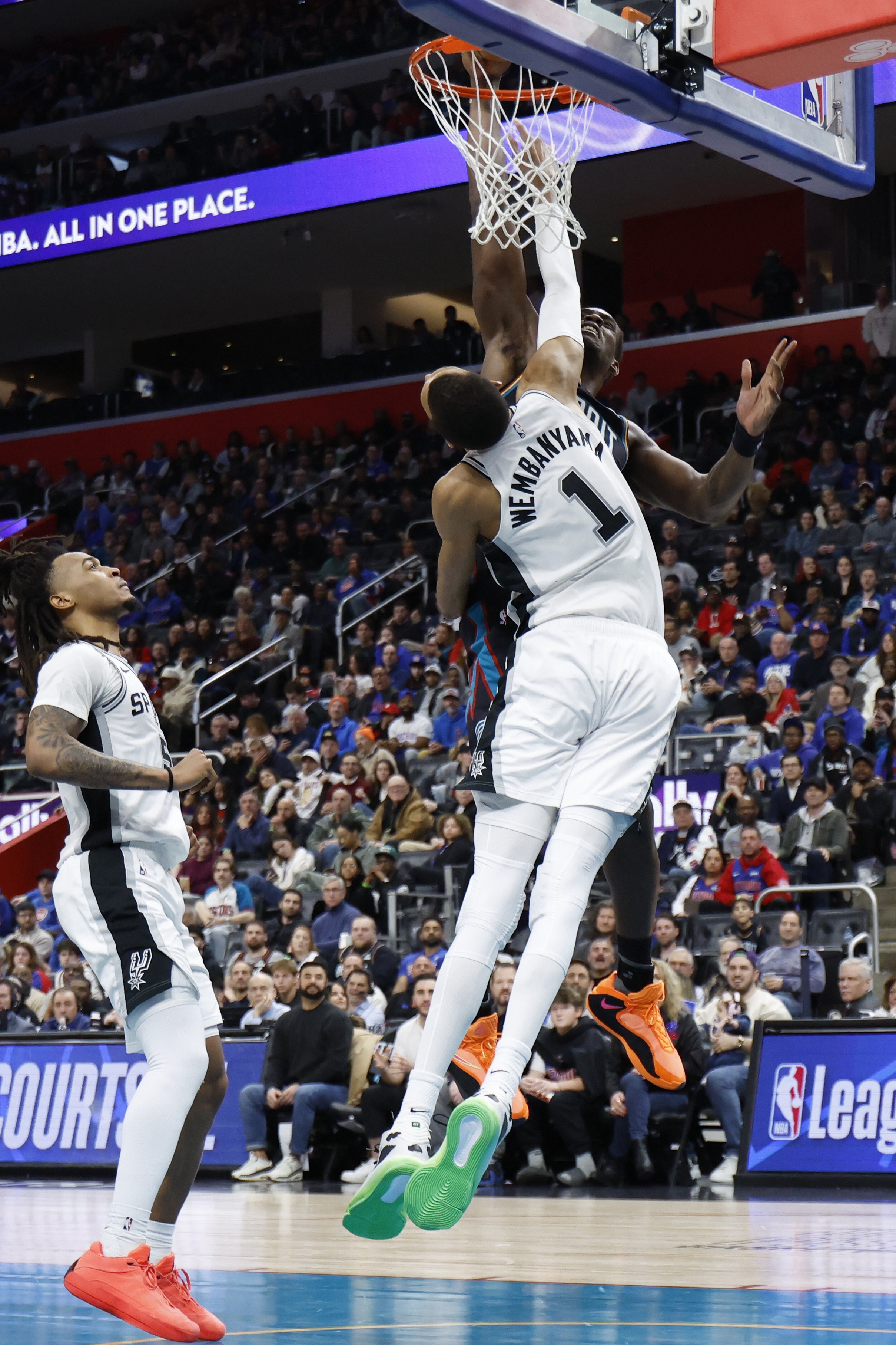 mk体育入口-仅次文班&amp;鲨鱼！杜伦单场砍至少30分15板且0失误 历史第3年轻中锋